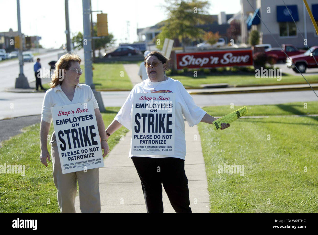 Checkers Mary Jo Hopkins (L) e Helen Ramers parlare come essi a piedi la palizzata di una linea nella parte anteriore del negozio e salvare il supermercato in Warson boschi, Mo., il 7 ottobre 2003. Oltre 7 mila membri della locale 655 del Regno alimentare e commerciale dei lavoratori, ha votato per colpire i tre grandi catene di supermercati in San Luigi per la prima volta nella storia. (Bill Greenblatt) Foto Stock