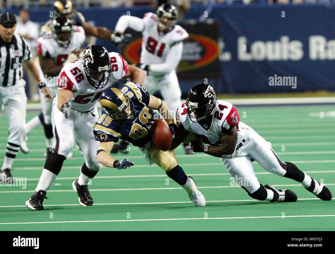 Atlanta Falcons Bryan Scott (24) e Keith Brooking (56) battere il calcio lontano da San Louis Rams Dane osservatore nel quarto trimestre a Edward Jones Dome di St Louis il 13 ottobre 2003. San Luigi sconfitto Atlanta, 36-0. (UPI/BILL GREENBLATT) Foto Stock