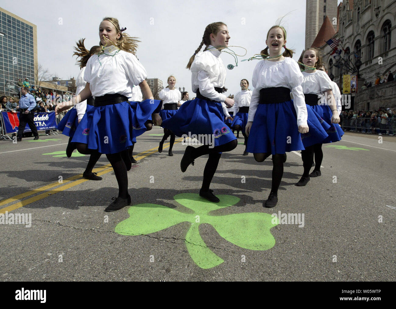 Ballerini di Santo Bambino danza irlandese Team, fare una sagoma irlandese sulla trifogli di Market Street durante il San Patrizio parata del giorno di San Louis il 13 marzo 2004. (UPI foto/Bill Greenblatt) Foto Stock
