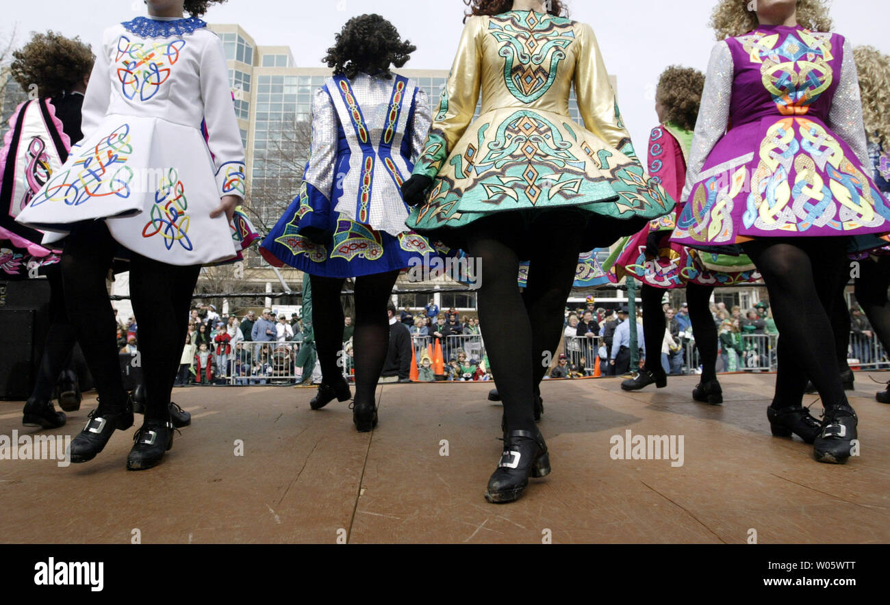 Ballerini da Mayer Scuola di danza irlandese fare una maschera Irrish sulla loro galleggiante come esso trascina verso il basso Market Street durante il San Patrizio parata del giorno di San Louis il 13 marzo 2004. (UPI foto/Bill Greenblatt) Foto Stock