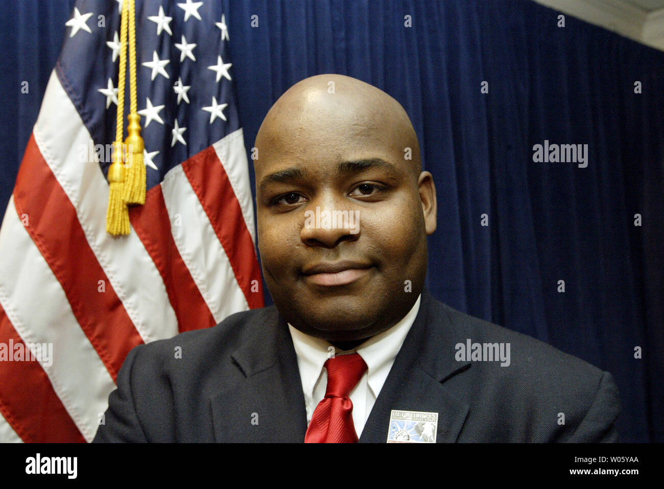 Leslie Farr II, il treno Amtrack conduttore che è stato sospeso per il suo commento circa il Senatore John Kerry realizzato su un treno, dice di dimettersi piuttosto che di fronte a una società inchiesta su agosto 25, 2004. Farr è stato sospeso il 5 agosto dopo raccontando la sua Kansas City a san Luigi i passeggeri oltre il sistema di comunicazione al pubblico di "votare di conseguenza nel novembre". La dichiarazione è venuto dopo lontano del treno si è svolta fino a circa 90 minuti in modo che il treno in direzione ovest che porta il Senatore John Kerry e il Senatore John Edwards potrebbe passare a. Farr è anche il candidato repubblicano per il primo quartiere congressuale in Missouri attualmente detenute da de Foto Stock