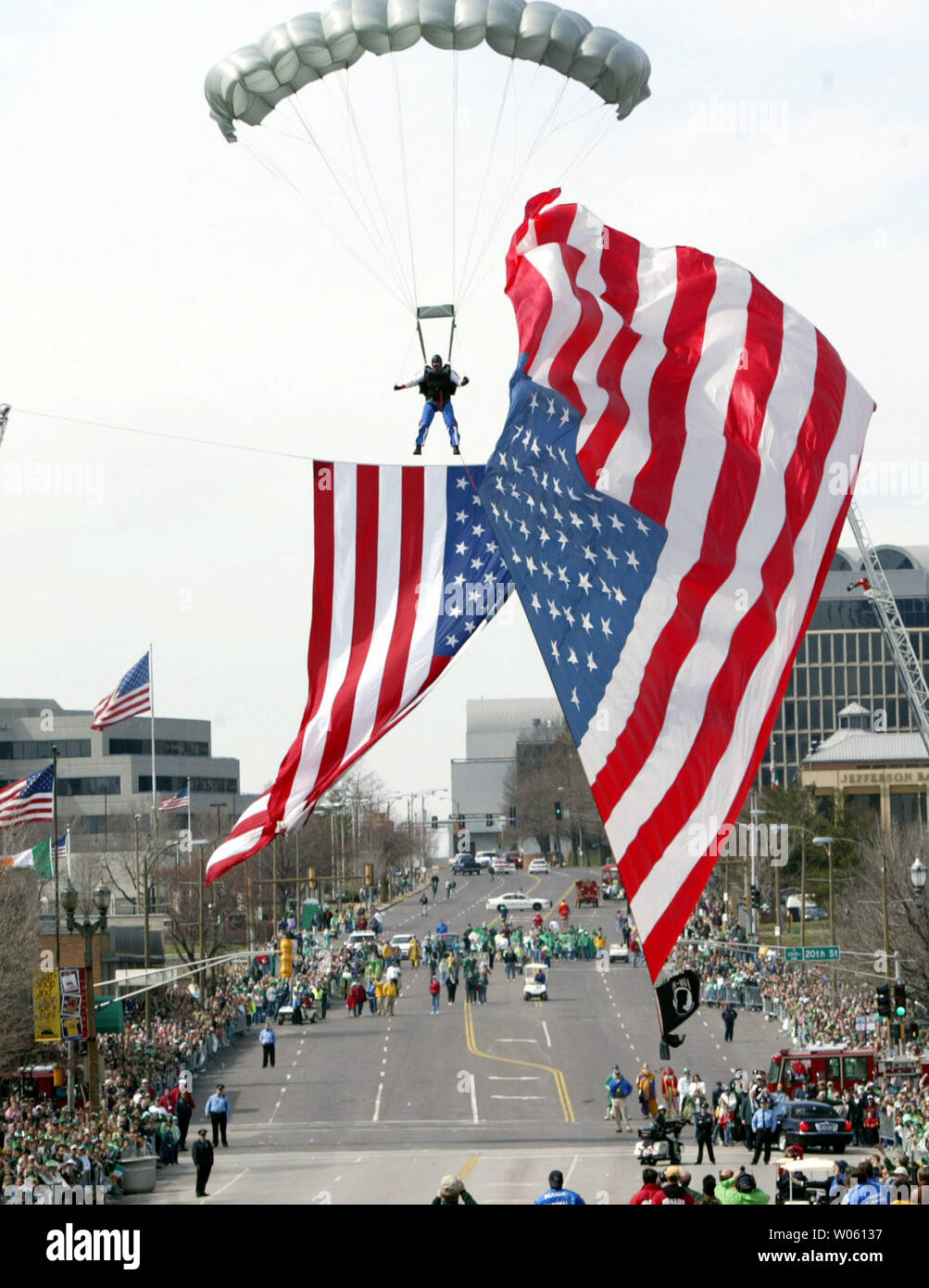 A member of the XVIII Airborne Division  from Fort Bragg, NC., carries an oversized American Flag into the start of the St. Patricks Day Parade in St. Louis on March 12, 2005. (UPI Photo/Bill Greenblatt) Foto Stock