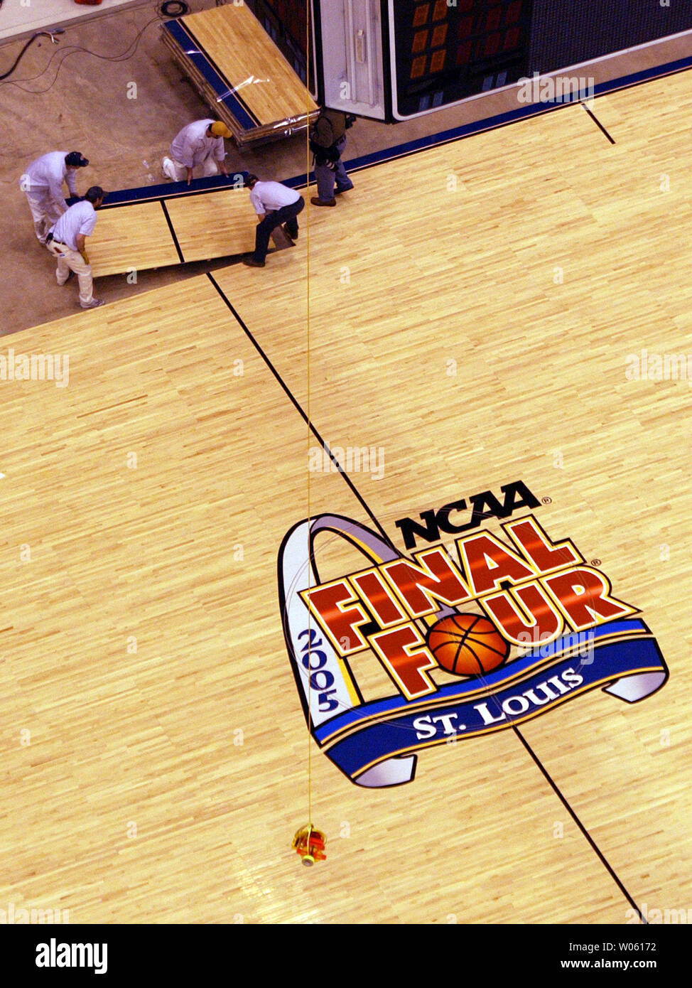 Lavoratori installare uno dei 217 pannelli che compongono la pallacanestro per la finale quattro del NCAA di basket giochi di campionato il 2 aprile e il 4° del Edward Jones Dome di St Louis il 21 marzo 2005. (UPI foto/Bill Greenblatt) Foto Stock