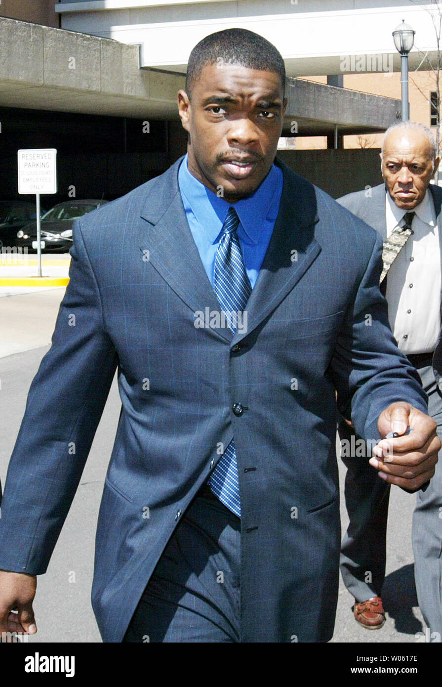 Louis Rams difensivo fine Leonard poco lascia San Luigi Giudici di contea con i suoi avvocati per una pausa pranzo durante la giuria del processo di selezione del giorno uno del suo azionamento ubriaco caso in Clayton, Mo, 28 marzo 2005. Poco è stato arrestato nel mese di aprile 2004 dopo aver fallito una banchina sobrietà test in Ladue, Mo sulla Highway 64. Poco è stato caricato con un crimine poiché egli ha supplicato colpevole per guida ubriaco in un altro caso che ha provocato la morte di Susan Gutweiler nel 1999. (UPI foto/Bill Greenblatt) Foto Stock