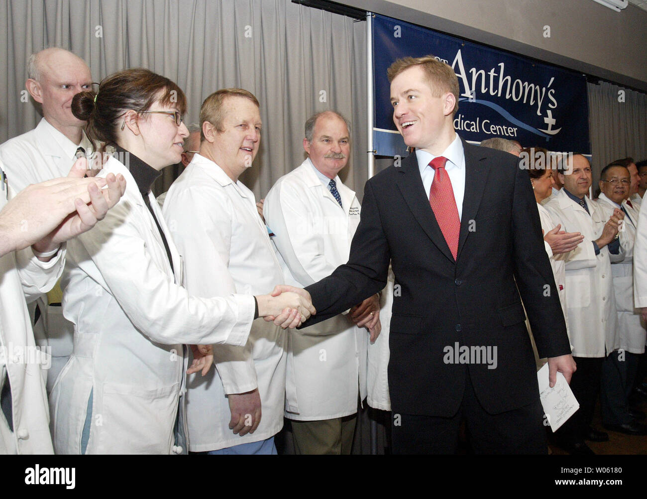 Mo. Gov. Matt Blunt scuote le mani con i medici prima di firmare il contenzioso riforma di legge presso San Anthonys Ospedale è St. Louis, 29 marzo 2005. La nuova normativa sarà imporre nuovi limiti sulla quantità di vittime di denaro possono essere pagate in negligenza medica casi. (UPI foto/Bill Greenblatt) Foto Stock