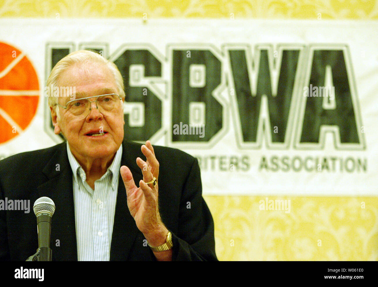 Bob Kurland, ex Oklahoma A&M e All-American due biglietti di finale quattro del NCAA MVP, parla alla riunione annuale degli Stati Uniti Basket associazione degli scrittori di San Luigi il 4 aprile 2005. Kurland ha parlato il sessantesimo anniversario della Aggies primo campionato nazionale nel 1945. (UPI foto/Bill Greenblatt) Foto Stock