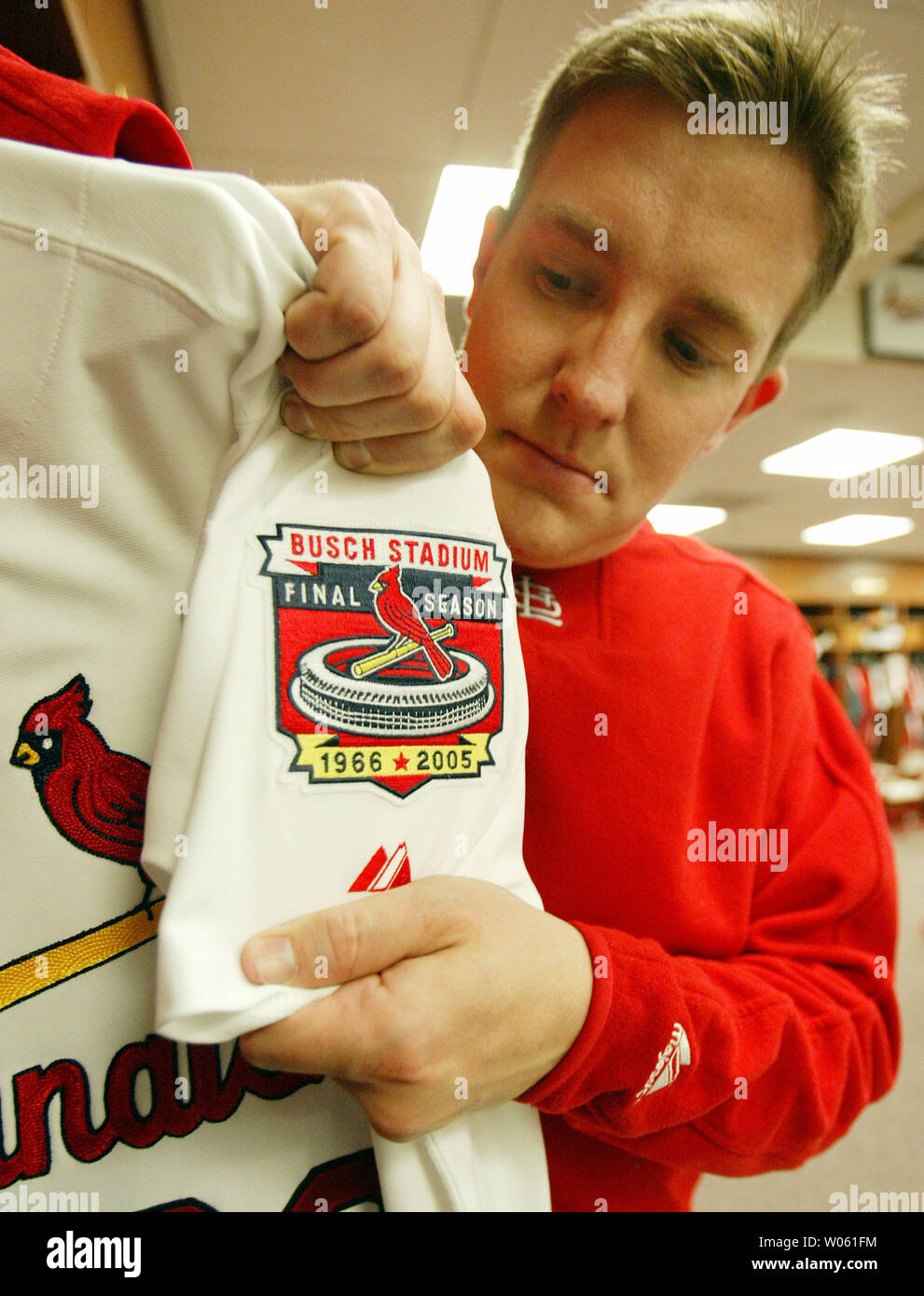 Nessun'altra attrezzatura assistente manager Ernie Moore visualizza la nuova patch St. Louis Cardinals si usura per tutta la stagione come egli prepara gli armadietti al Busch Stadium per la casa opener il 7 aprile 2005. I Cardinali giocheranno Filadelfia il 8 aprile l'ultimo home opener al Busch Stadium che è programmato per essere rasa al suolo nel dicembre del nuovo Stadio Busch essendo costruito accanto. (UPI foto/Bill Grreenblatt) Foto Stock