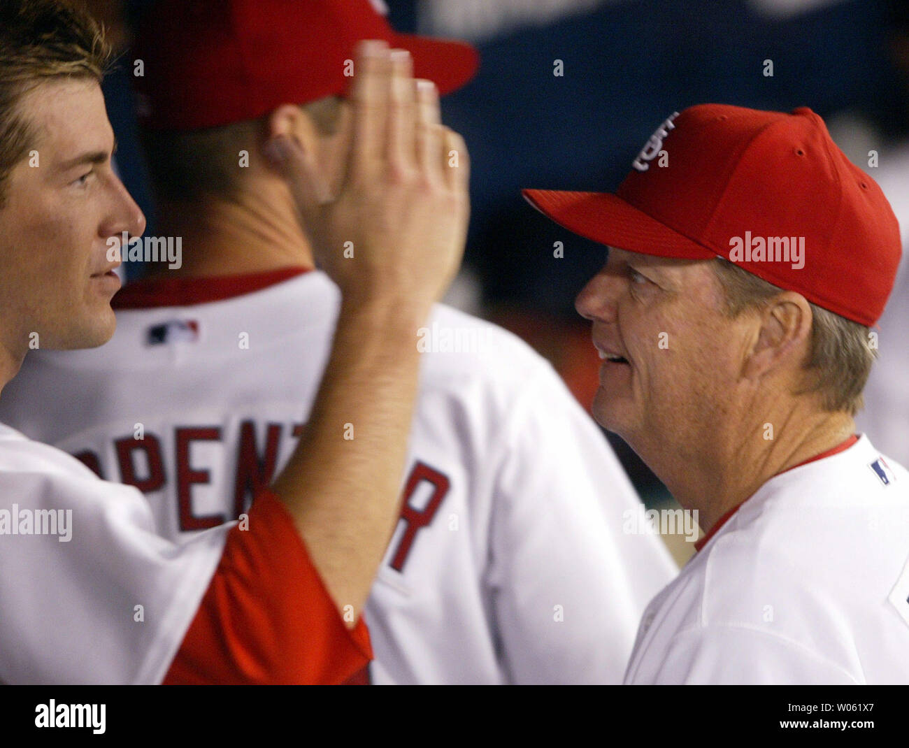 Louis Cardinals pitcher Mark Mulder (L) colloqui con pitching coach Dave Duncan dopo aver depennato il suo dodicesimo Los Angeles Dodger della notte nel settimo inning al Busch Stadium di St Louis il 9 maggio 2005. Il 12 strikeouts legami carriera Mulders alta quando egli struckout 12 il 7 settembre 2002. (UPI foto/Bill Greenblatt) Foto Stock