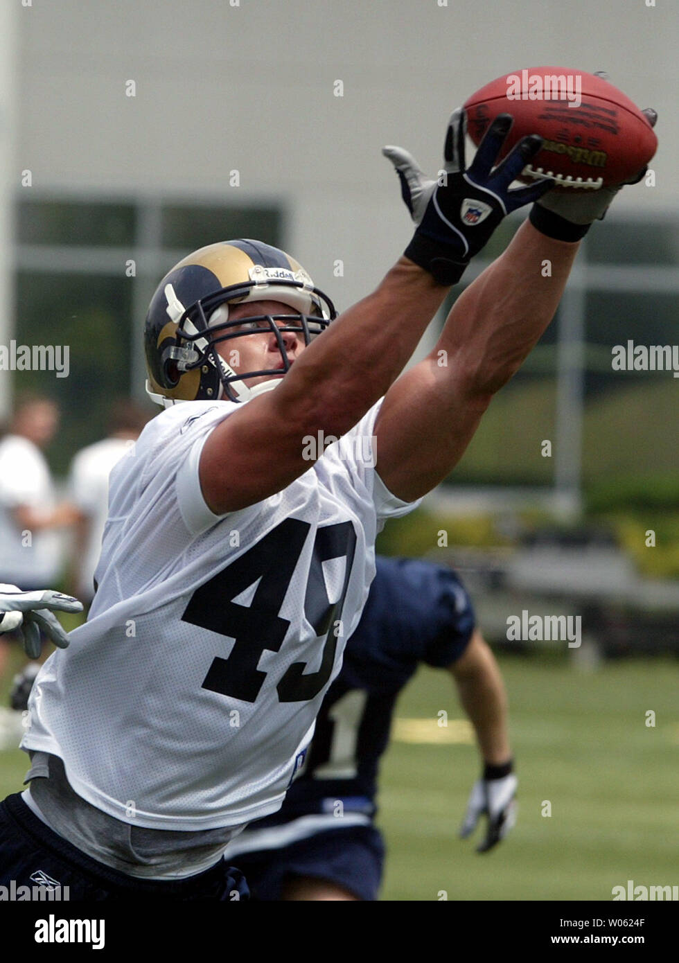Louis Rams manualmente l'estremità Erik Jensen catture un calcio sulla sua punta delle dita durante il primo giorno di obbligatorietà del camp mini presso il team impianto per la pratica nella città di Massa, MO il 3 giugno 2005. (UPI foto/Bill Greenblatt) Foto Stock