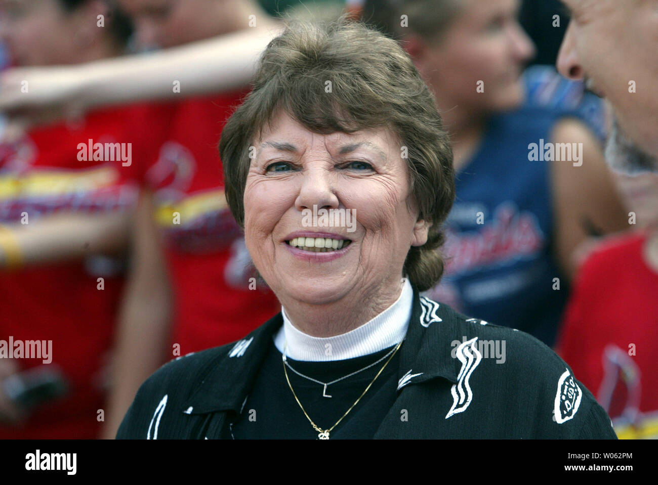 Louise Harrison, sorella del compianto Beatle George Harrison, ascolta il Liverpool leggende come giocano un concerto prima di una partita tra St. Louis Cardinals e Flordia Marlins al Busch Stadium di St Louis il 2 agosto 2005. Il gruppo ha eseguito prima che il gioco per celebrare i Beatles visita al Busch Stadium il 21 agosto 1966. (UPI foto/Bill Greenblatt) Foto Stock