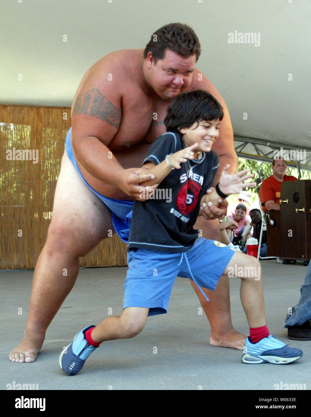 Lottatore di Sumo Sunahama mostra nove-anno-vecchio timido Smith come attentato durante una dimostrazione degli antichi dello sport presso il Festival giapponese presso la Missouri Botanical Gardens di San Luigi il 4 settembre 2005. La dimostrazione da parte del 500 libbra William Hopkins, AKA Sunahama, era uno dei più popolari eventi della quattro giorni di celebrazione del patrimonio giapponese. (UPI foto/Bill Greenblatt) Foto Stock