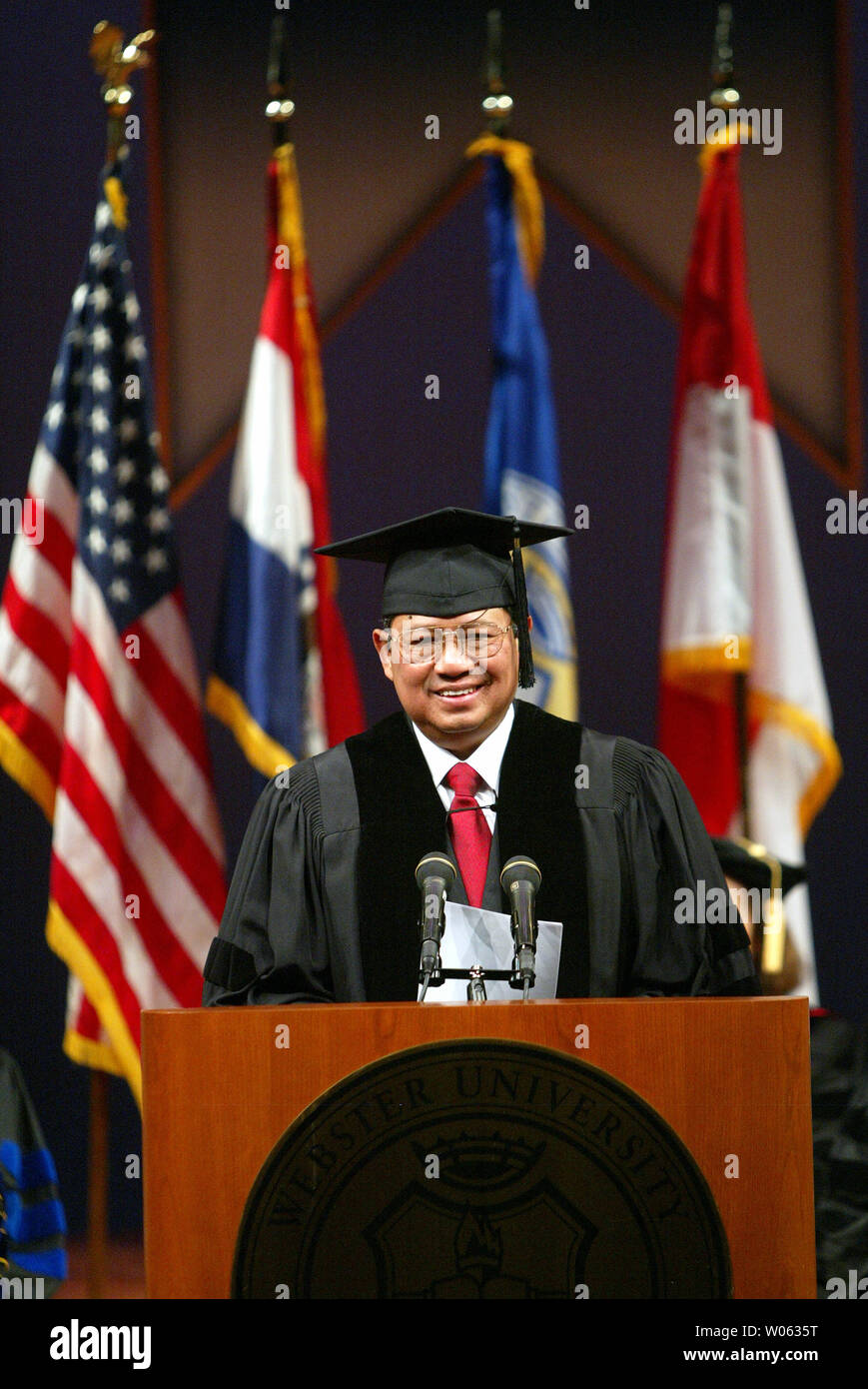 Susilo Bambang Yudhoyono, Presidente della Repubblica di Indonesia, sorrisi da podio dopo la ricezione di un docotorate onorario di leggi grado a Webster University in Webster Groves, MO il 12 settembre 2005. Yudhoyono è un laureato dell'Università del Kansas City campus. (UPI foto/Bill Greenblatt) Foto Stock