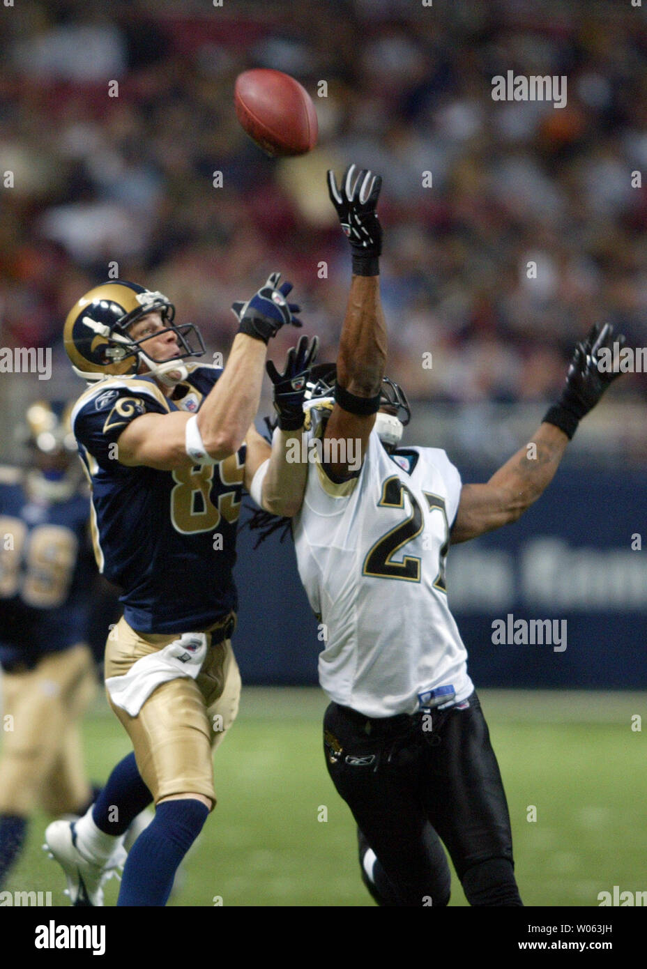 Jacksonville Jaguars Rashean Mathis (R) si rompe un pass destinati a San Louis Rams Dane osservatore nel terzo trimestre a Edward Jones Dome a San Louis il 30 ottobre 2005. Louis ha vinto il gioco, 24-21. (UPI foto/Bill Greenblatt) Foto Stock