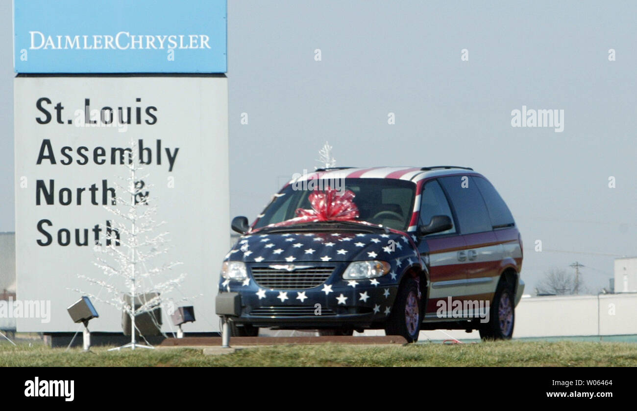 Una Chrysler Town & Country van dipinto in rosso, bianco e blu si trova al di fuori di San Louis Assmbly pianta dopo un annuncio che Chrysler potrebbe trascorrere fino a 1 miliardo di dollari nel suo Louis nord e sud impianti di assemblaggio in Fenton, Mo su dicembre 12, 2005. La casa automobilistica vuole modernizzarsi e re-tool le piante che ora fare il Dodge Ram 1500 e 2500 Standard e Quad Cab raccoglitori e la città e il paese, Dodge Caravan e Grand Caravan minivan. (UPI foto/Bill Greenblatt) Foto Stock