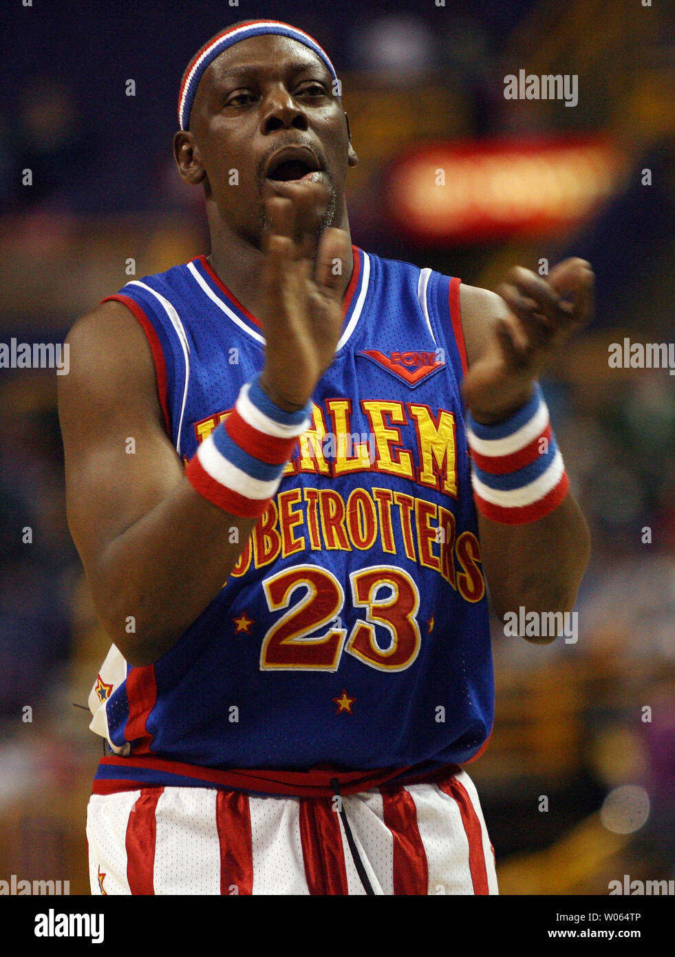 Harlem Globetrotters Mat Jackson tubicini durante una routine di danza durante la riproduzione di New York i cittadini al Savvis Center di San Louis il 28 gennaio 2006. (UPI foto/Bill Greenblatt) Foto Stock