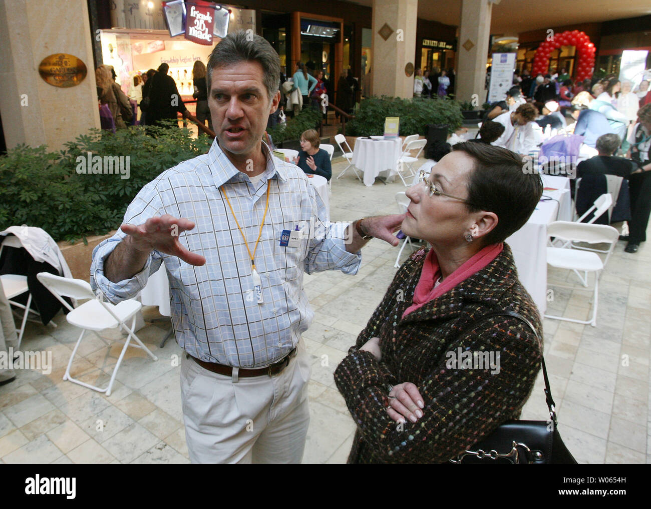 Mark Gorski, co- cattedra di San Louis capitolo della Nazionale il cuore della Donna salute giorno Fiera, colloqui con scheda stati Merle liberati durante la manifestazione annuale che ha portato quasi tremila donne per proiezioni al Saint Louis Galleria in Richmond Heights, Mo il 17 febbraio 2006. Gorski era un 1984 Giochi Olimpici medaglia d'oro a Los Angeles in 1.000 metri di match sprint per il ciclismo. Egli è il primo americano a vincere una medaglia in questo evento. Egli è stato anche un membro dell'U.S. Il team olimpico nel 1980 e 1984 e servito come alternativa nel 1988. (UPI foto/Bill Greenblatt) Foto Stock