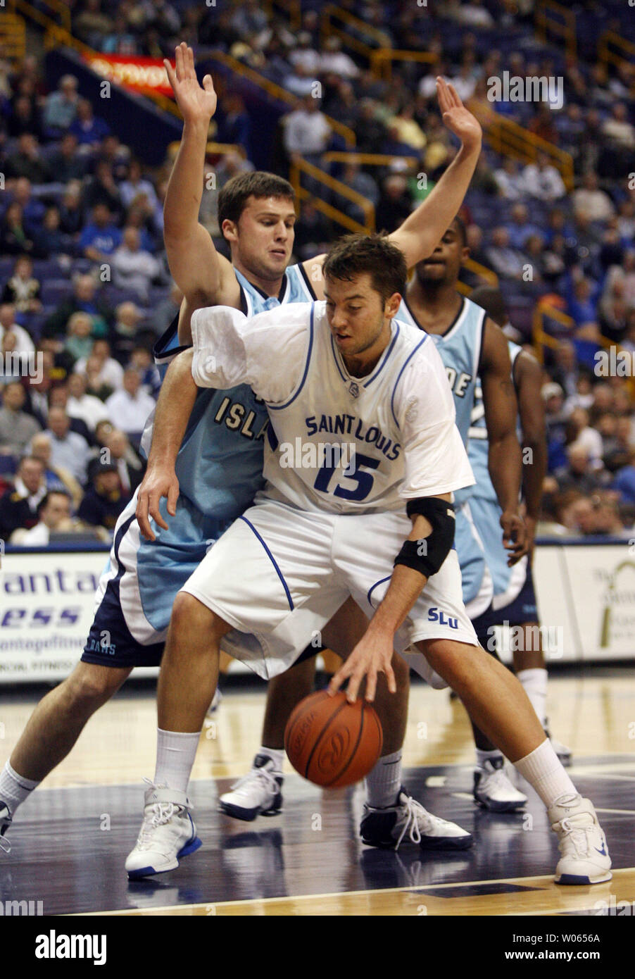 Saint Louis University di Ian Vouyoukas (15) utilizza il suo gomito in Rhode Island's Jon Clark per spostare verso il cestello nella prima metà al Savvis Center di San Luigi il 22 febbraio 2006. (UPI foto/Bill Greenblatt) Foto Stock