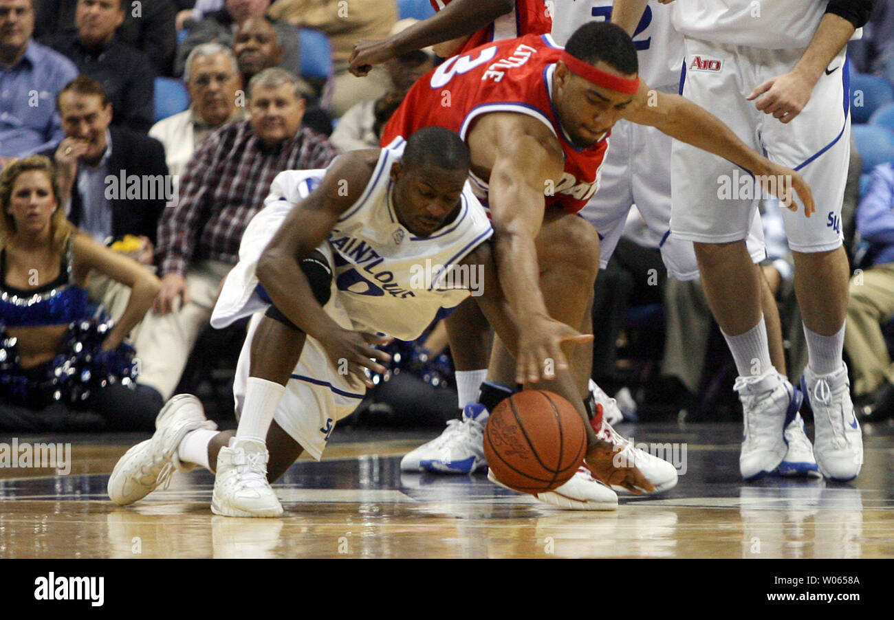 Saint Louis University Billikens Dwayne Polk (L) combatte contro gli accordi di Dayton volantini Charles poco per il basket allentati durante il primo semestre al Savvis Center di San Luigi il 1 marzo 2006. (UPI foto/Bill Greenblatt) Foto Stock