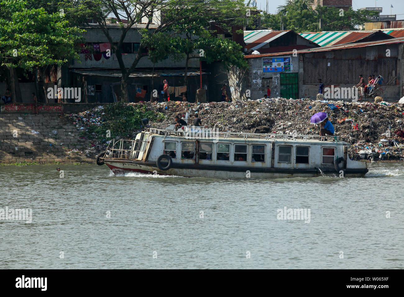 Acqua servizio bus sul fiume Buriganga. Dacca in Bangladesh Foto Stock