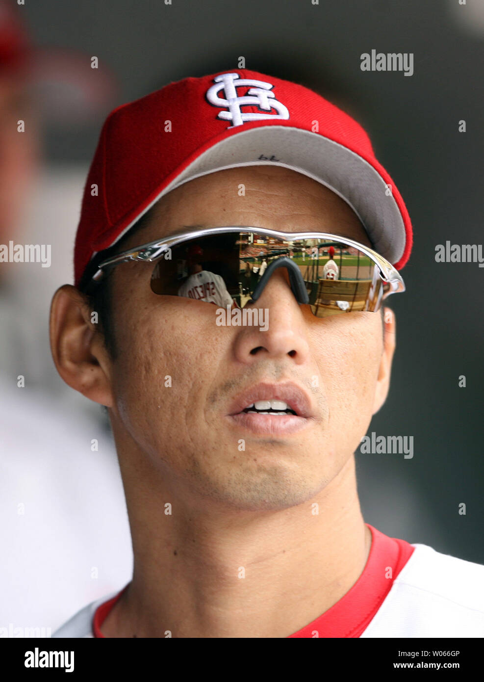 Louis Cardinals così Taguchi orologi una partita contro i New York Mets da la piroga al Busch Stadium di St Louis il 18 maggio 2006. (UPI foto/Bill Greenblatt) Foto Stock