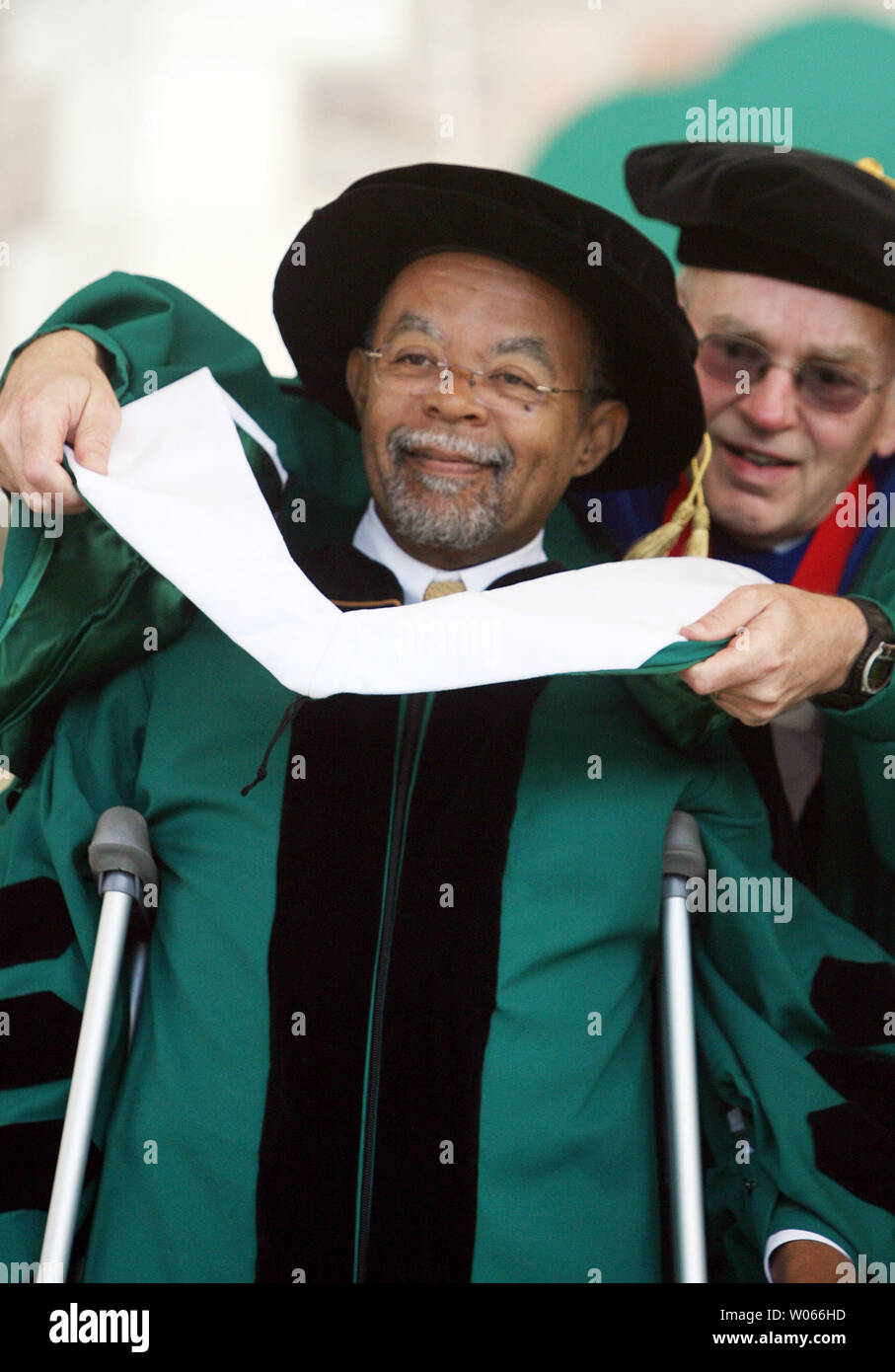 Henry Louis Gates, Jr. Ph.D. professore di scienze umanistiche e della cattedra di africani e afro-americano di studi presso la Harvard University, è assegnato un dottore honoris causa della Humane lettere laurea all inizio cerimonie presso la Washington University di St Louis il 19 maggio 2006. (UPI foto/Bill Greenblatt) Foto Stock