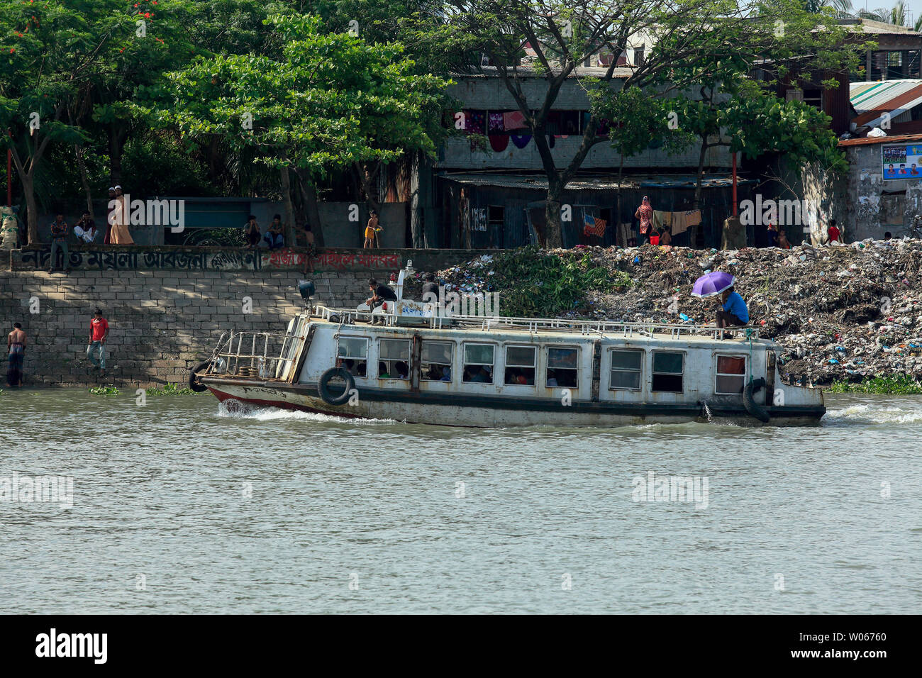 Acqua servizio bus sul fiume Buriganga. Dacca in Bangladesh Foto Stock