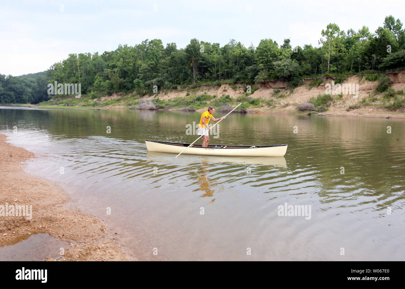 Alle imbarcazioni Roger Taylor pagaie sua canoa lungo il fiume Meramec nel Castlewood parco statale, ore dopo l'ultima di cinque figli che sono annegati nella stessa area, sono state recuperate in Ballwin, Mo sulla luglio 10, 2006. I bambini facevano parte di un gruppo da San Luigi centro Dream che stavano celebrando con una gita il 9 luglio. I funzionari dicono che i bambini che vanno in età 10-17 sono state guadare in acque poco profonde quando hanno vagato in acque agitate con una risacca. Quattro dei cinque bambini hanno avuto la stessa madre. (UPI foto/Bill Greenblatt) Foto Stock