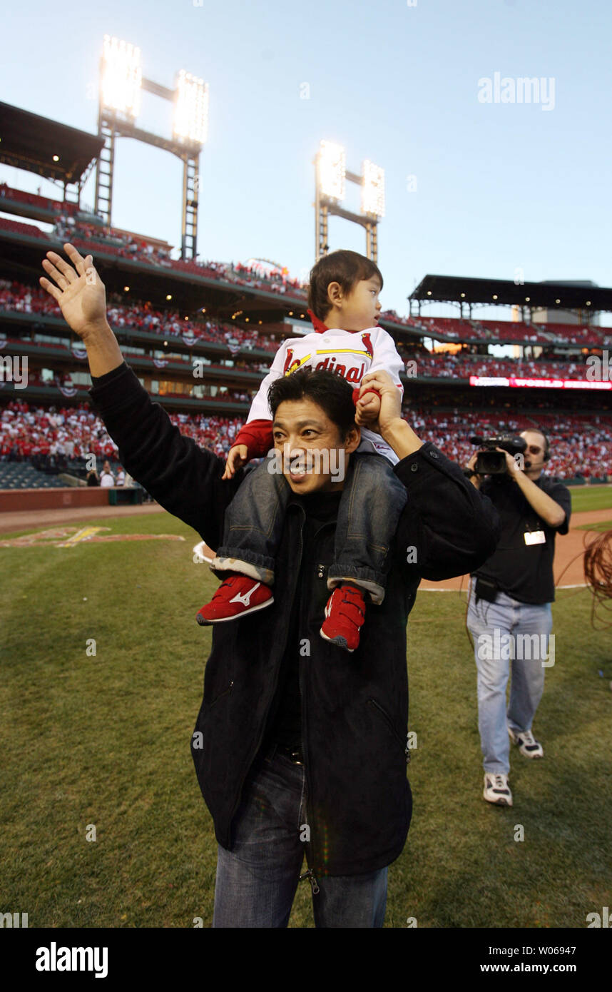 Louis Cardinals così Taguchi dà due-anno-vecchio figlio Kan una corsa come egli cammina intorno al campo di Busch Stadium durante una cerimonia di celebrazione per i nuovi campioni del mondo a San Louis il 29 ottobre 2006. San Luigi ha sconfitto il Detroit Tigers in cinque giochi per vincere il 102º World Series. (UPI foto/Bill Greenblatt) Foto Stock