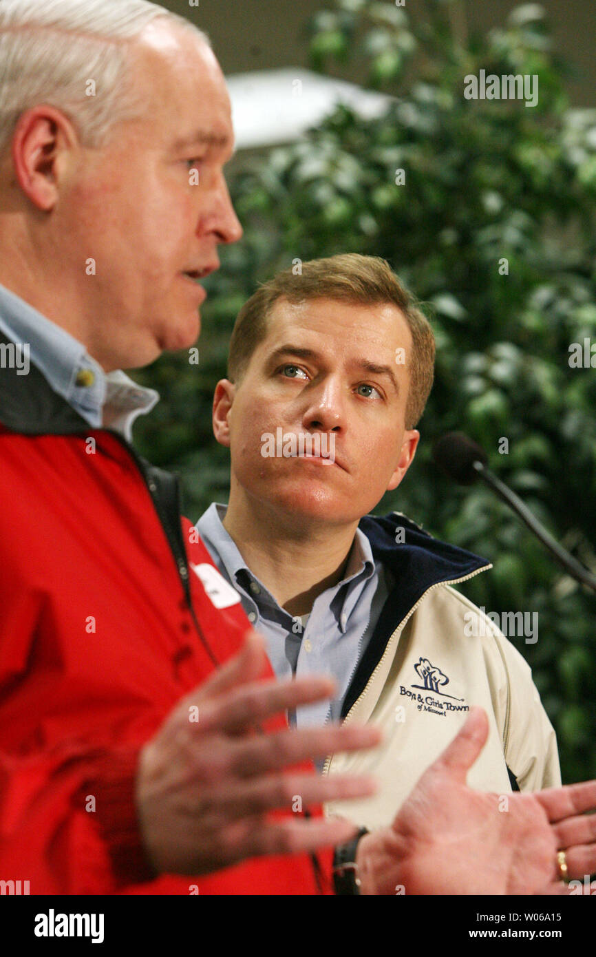 Il Governatore del Missouri Matt Blunt (R) ascolta come Brad Farber con la Croce Rossa spiega che cosa la sua organizzazione sta facendo per quelli sfollati dal ghiaccio currrent tempeste in San Carlo, Missouri on gennaio 15, 2007. Weekend di tempeste di ghiaccio hanno lasciato 80 mila abitanti in San Luigi regione senza elettricità. La tempesta è la seconda nel giro di sei settimane con la prima il 1 dicembre a bussare fuori servizio elettrico a migliaia per settimane. (UPI foto/Bill Greenblatt) Foto Stock