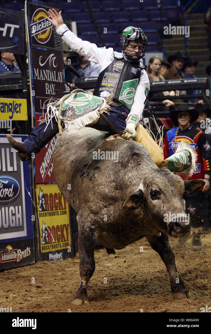 Cavo di McCoy Tupelo, Oklahoma giostre anatra blu il toro per otto secondi nel round di apertura del Professional Bull Riders concorso al Scottrade Center di San Louis il 23 febbraio 2007. (UPI foto/Bill Greenblatt) Foto Stock