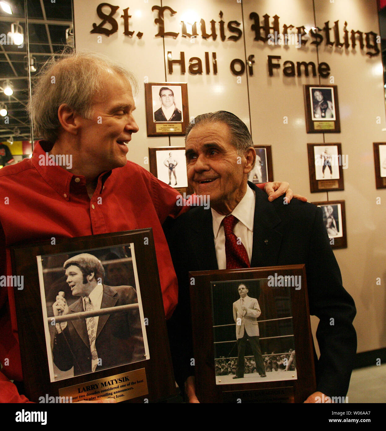 Longtime wrestling promotor e wrestling presentatrice televisiva Larry Matysik (L) e l'anello annunciatore Mickey Garagiola tenere la loro placques durante la prima mai cerimonie ad induzione per il San Luigi Wrestling Hall of Fame di San Louis il 24 febbraio 2007. Quattordici coinvolti nel wrestling professionistico a St Louis sono stati indotti con solo Matysik e Garagiola ancora vivo. San Luigi era una volta noto come un hub per il wrestling professionistico negli anni cinquanta, sessanta e settanta. (UPI foto/Bill Greenblatt) Foto Stock