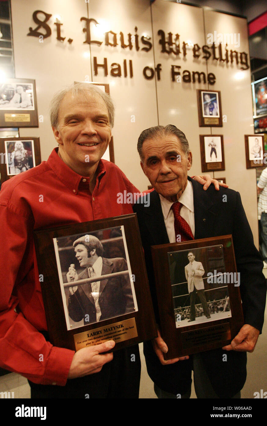 Longtime wrestling promotor e wrestling presentatrice televisiva Larry Matysik (L) e l'anello annunciatore Mickey Garagiola tenere la loro placques durante la prima mai cerimonie ad induzione per il San Luigi Wrestling Hall of Fame di San Louis il 24 febbraio 2007. Quattordici coinvolti nel wrestling professionistico a St Louis sono stati indotti con solo Matysik e Garagiola ancora vivo. San Luigi era una volta noto come un hub per il wrestling professionistico negli anni cinquanta, sessanta e settanta. (UPI foto/Bill Greenblatt) Foto Stock