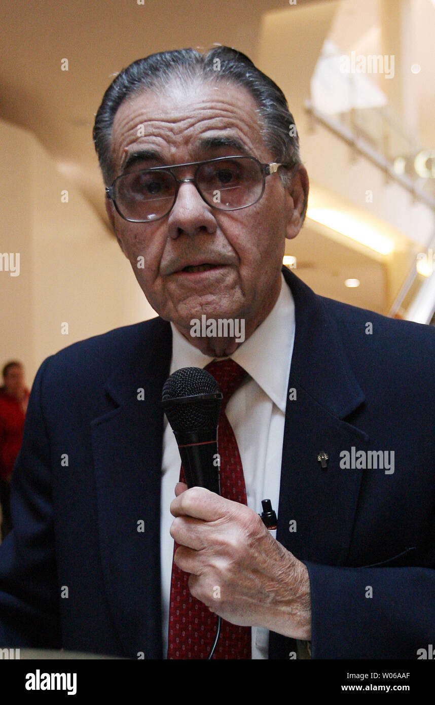 Longtime anello di wrestling annunciatore Mickey Garagiola parla durante le cerimonie di induzione di San Louis Wrestling Hall of Fame di San Louis il 24 febbraio 2007. Garagiola è stato introdotto nella Hall of Fame. San Luigi era una volta noto come un hub per il wrestling professionistico negli anni cinquanta, sessanta e settanta. (UPI foto/Bill Greenblatt) Foto Stock