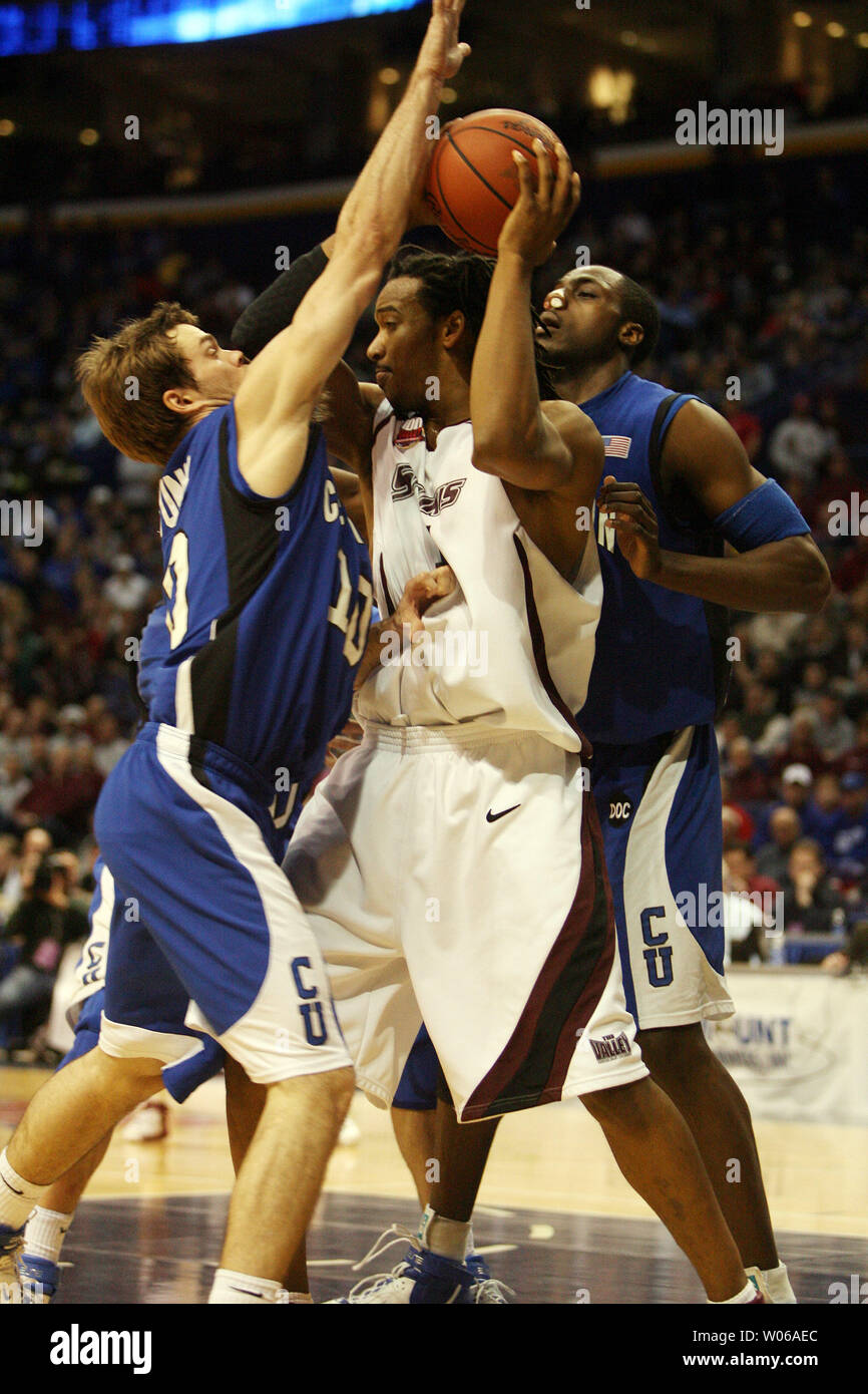 Creighton Bluejays Nate Funk (L) e Anthony Tolliver (R) casella in Southern Illinois Salukis Randal Falker nella prima metà del Missouri Valley Tournament partita di campionato al Scottrade Center di San Luigi il 4 marzo 2007. (UPI foto/Bill Greenblatt) Foto Stock