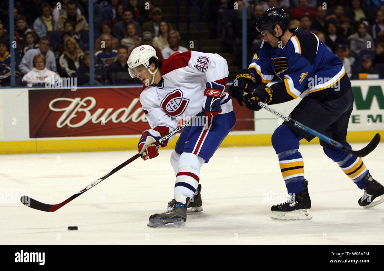 Montreal Canadiens Maxim Lapierre (40) viene passato San Louis Blues Eric Brewer sul suo modo di un obiettivo nel primo periodo al Scottrade Center di San Louis il 10 marzo 2007. (UPI foto/Bill Greenblatt) Foto Stock