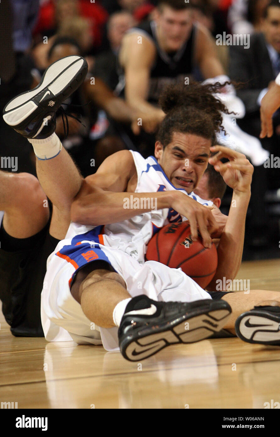 Gator Flordia Joakim Noah va al pianale con maggiordomo Bulldogs Julian Betko per il basket allentati durante la prima metà del NCAA Midwest Regional presso la Edward Jones Dome di St Louis il 23 marzo 2007. (UPI foto/Bill Greenblatt) Foto Stock