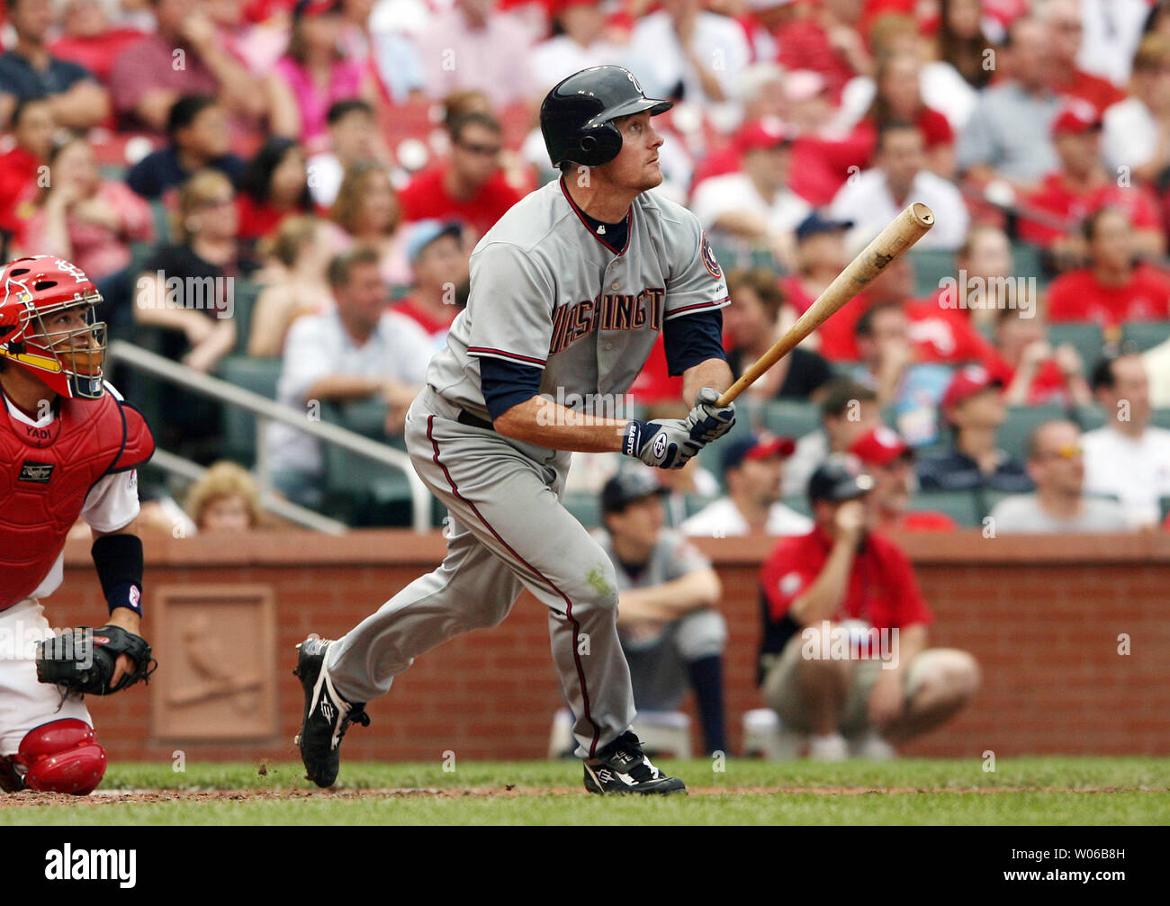 Cittadini di Washington Ryan Langerhans e St. Louis Cardinals catcher Yadier Molina guarda il baseball lasciare il ballpark per un grand slam home run nell'ottavo inning al Busch Stadium di St Louis il 27 maggio 2007. Washington ha vinto il gioco, 7-2. (UPI foto/Bill Greenblatt) Foto Stock