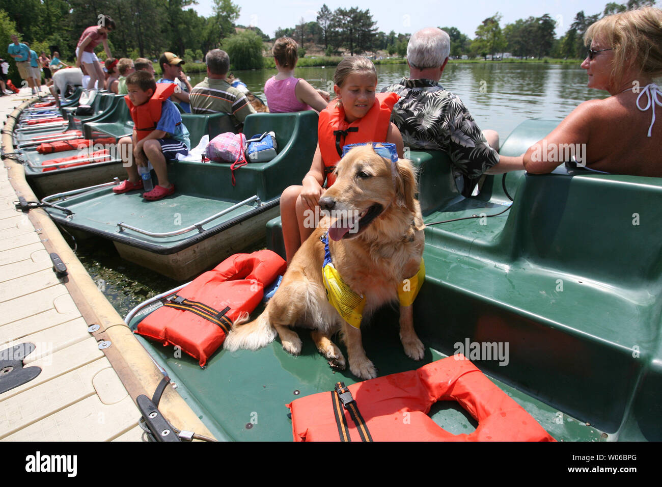 Maggie il cane attende l'inizio della pala con il vostro pooch gara indossando i suoi occhiali e floaties in Forest Park a San Louis sulla luglio 15, 2007. 75 animali domestici con i loro proprietari hanno gareggiato in barca a remi gare per il Golden idrante di fuoco premio. (UPI foto/Bill Greenblatt) Foto Stock