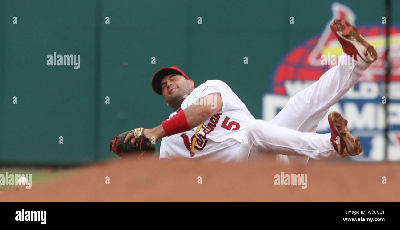 Louis Cardinals Albert Pujols perde il suo equilibrio come egli va dopo uno spegnimento di baseball bat di Pittsburgh Pirates Bryan Bullington nel secondo inning al Busch Stadium di St Louis il 6 settembre 2007. (UPI foto/Bill Greenblatt) Foto Stock