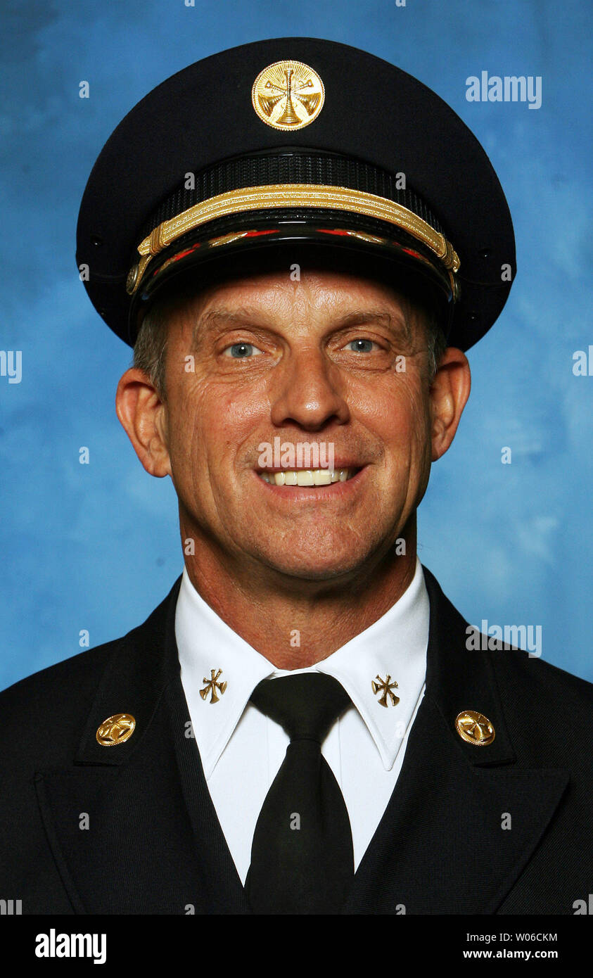 Appena appoimted St. Louis Fire Chief Steve Kotraba nella sua foto ufficiale di San Luigi il 2 ottobre 2007. Sette anni di Fire Chief Sherman George è stato retrocesso al vice capo dopo George ha rifiutato di effettuare oltre 30 promozioni al capitano e il battaglione chilef nonostante ripetute richieste da San Luigi sindaco Francesco uccidere. George ha rifiutato di effettuare le richieste di rimborso delle promozioni più bianco vigili del fuoco sono stati promossi oltre africian-americani. (UPI foto/Bill Greenblatt) Foto Stock