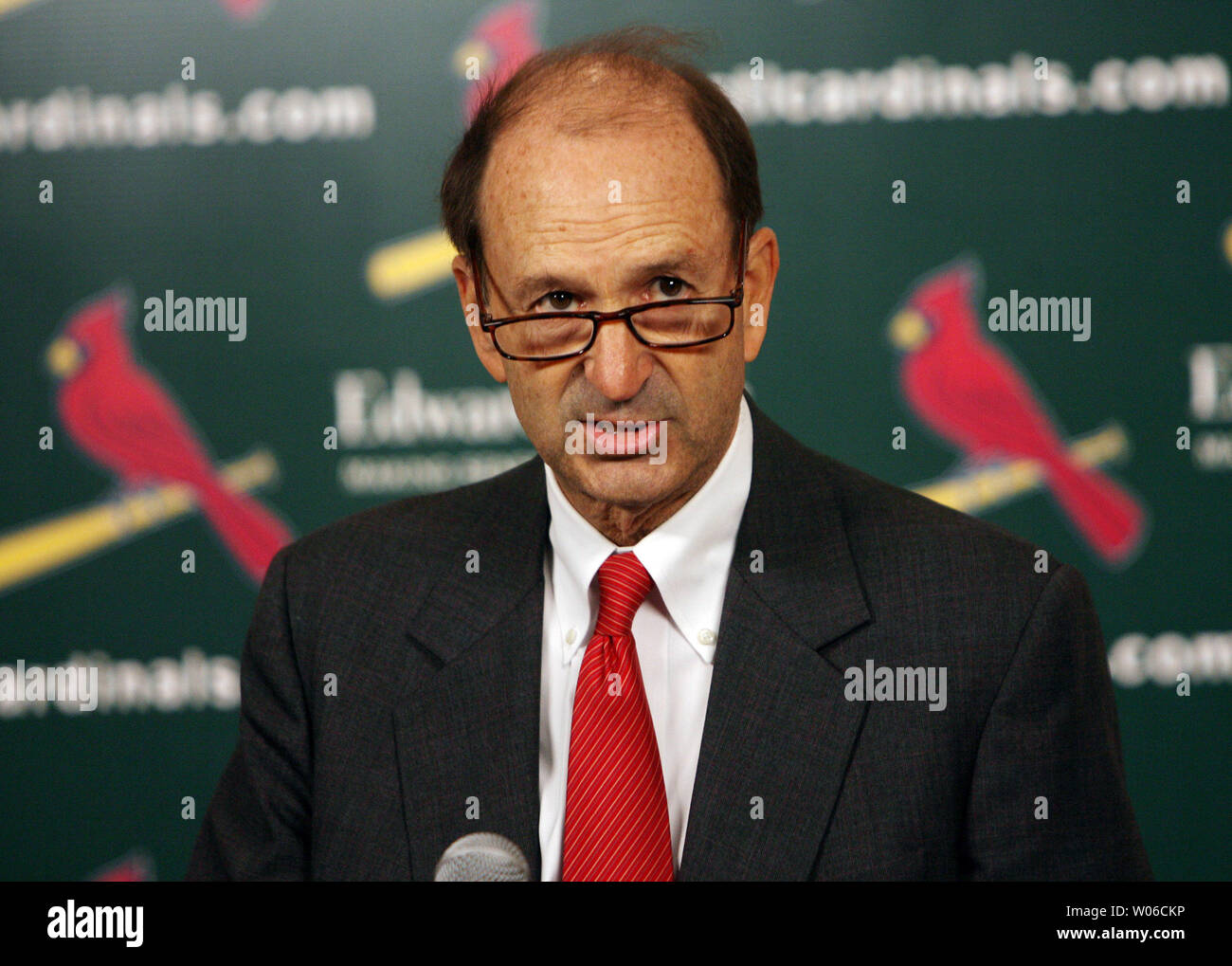 Bill DeWitt Jr., presidente del consiglio di amministrazione e general partner di St. Louis Cardinals annuncia che il team è il troncaggio di modi con il senior vice president e general manager Walt Jocketty durante una conferenza stampa a San Louis il 3 ottobre 2007. Il team non ha ancora emesso dal manager Tony La Russa sulla sua intenzione di tornare per la stagione 2008. (UPI foto/Bill Greenblatt) Foto Stock