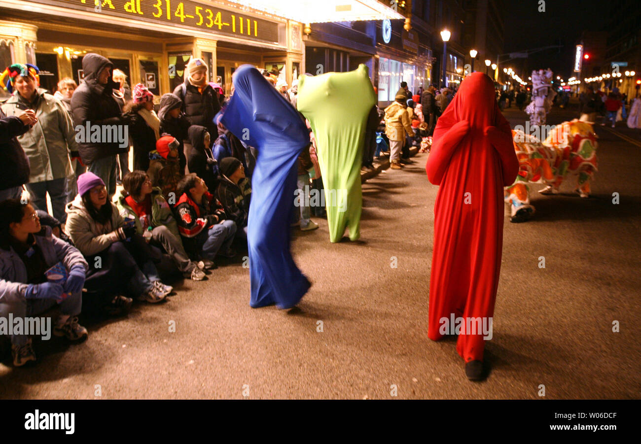 Decapitati figure divertire coloro che si sono riuniti per guardare la sfilata prima della prima notte a San Louis su dicembre 31, 2007. La prima notte è un alcool-evento gratuito per famiglie con attività interattive che si tengono annualmente per la Vigilia di Capodanno. (UPI foto/Bill Greeenblatt) Foto Stock