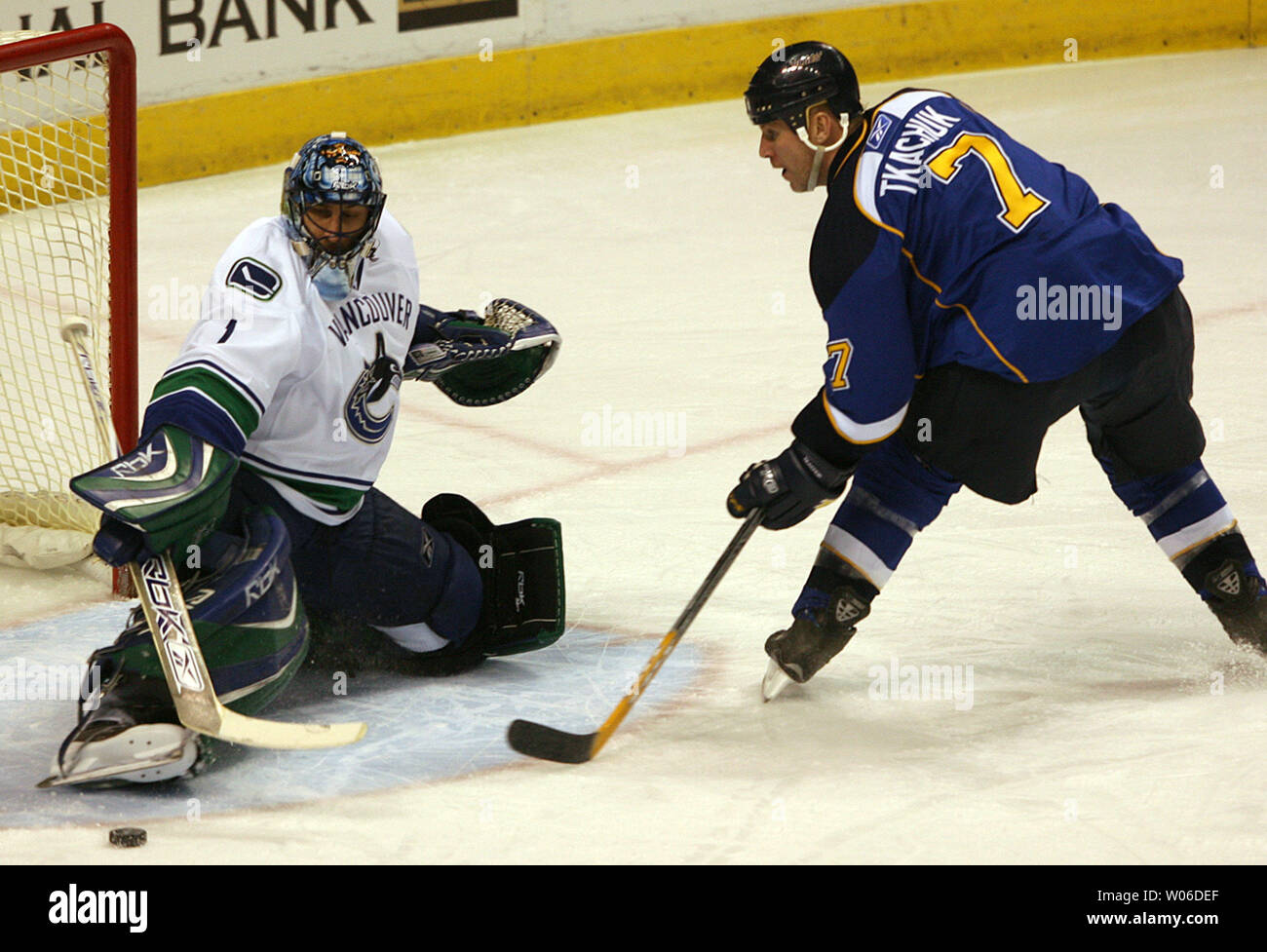 Vancouver Canucks goaltender Roberto Luongo manzi il puck via dopo una pausa a un modo shot sul traguardo da San Louis Blues Keith Tkachuk nel primo periodo al Scottrade Center di San Luigi il 13 gennaio 2008. (UPI foto/Bill Greenblatt) Foto Stock