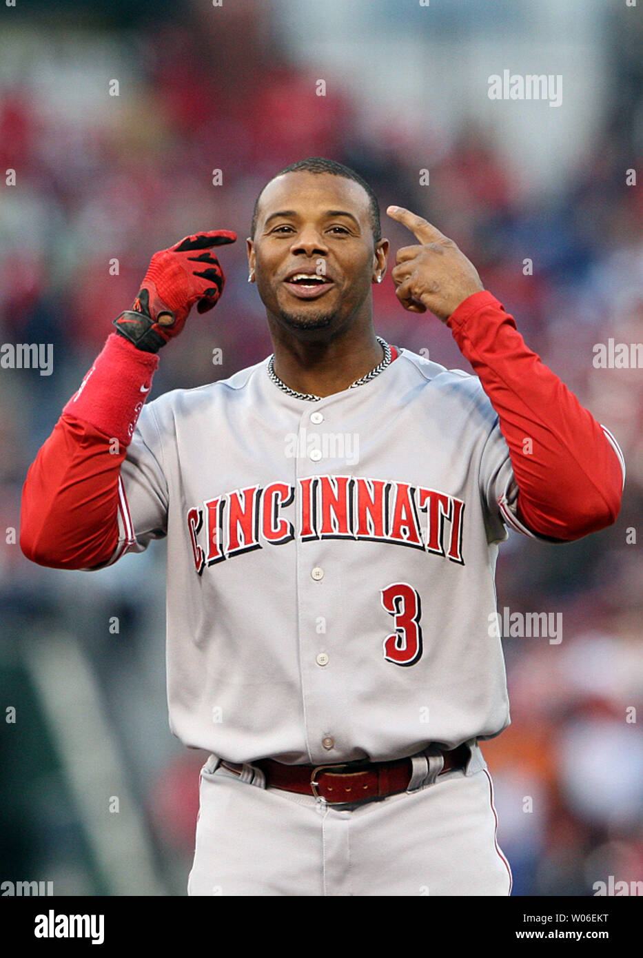 Cincinnati Reds Ken Griffy Jr. scherzi con ex compagno di squadra St. Louis Cardinals Jason LaRue dopo l uscita di messa a terra alla fine del primo inning al Busch Stadium di St Louis il 28 aprile 2008. (UPI foto/Bill Greenblatt) Foto Stock