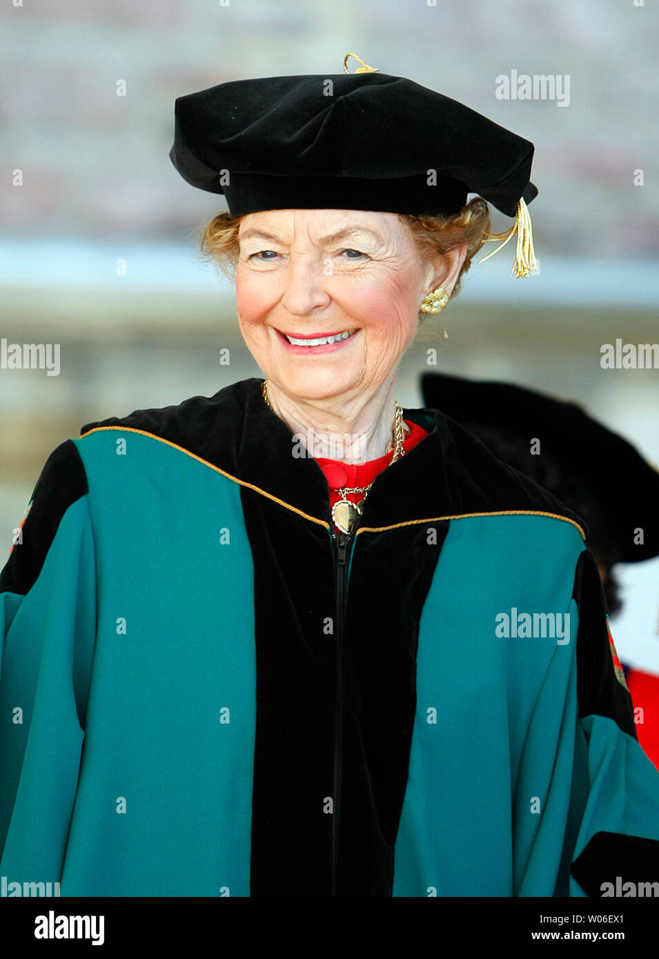 Conservatore analista politico Phyllis Schlafly attende l'inizio di inizio cerimonie presso la Washington University di St Louis il 16 maggio 2008. Schlafly è stato premiato con un dottore in lettere umane laurea honoris causa e una volta ha criticato le donne che hanno partecipato alla forza lavoro. Centinaia di studenti e membri del personale di facoltà voltato le spalle come ella ha accettato il premio. (UPI foto/Bill Greenblatt) Foto Stock