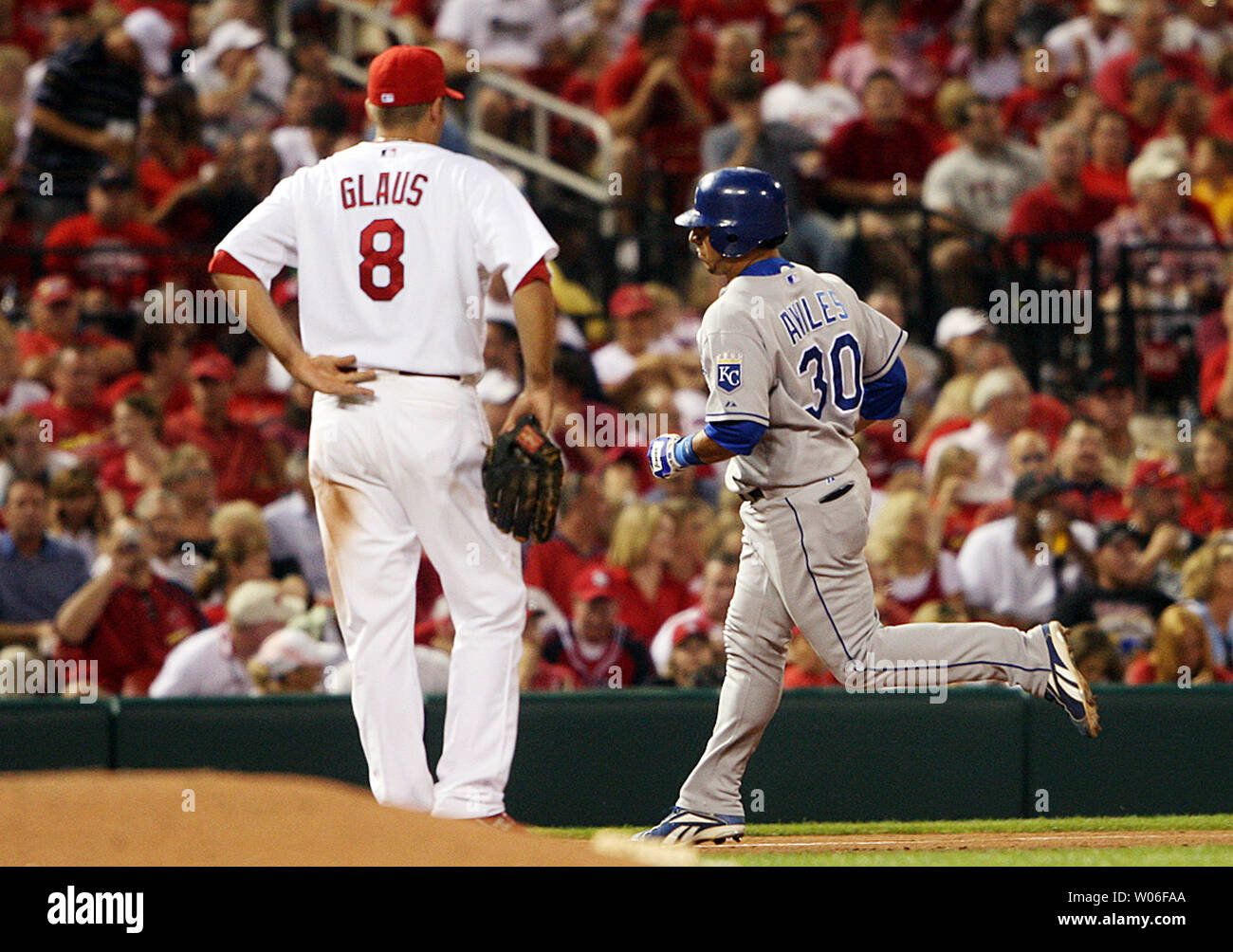 Louis Cardinals terzo baseman Troy Glaus orologi come Kansas City Royals Mike Aviles arrotonda la base dopo aver colpito un assolo di homerun nell ottavo inning al Busch Stadium di St Louis il 17 giugno 2008. Home run ha dimostrato di essere il vincitore del gioco come Kansas City ha vinto il gioco 2-1. (UPI foto/Bill Greenblatt) Foto Stock