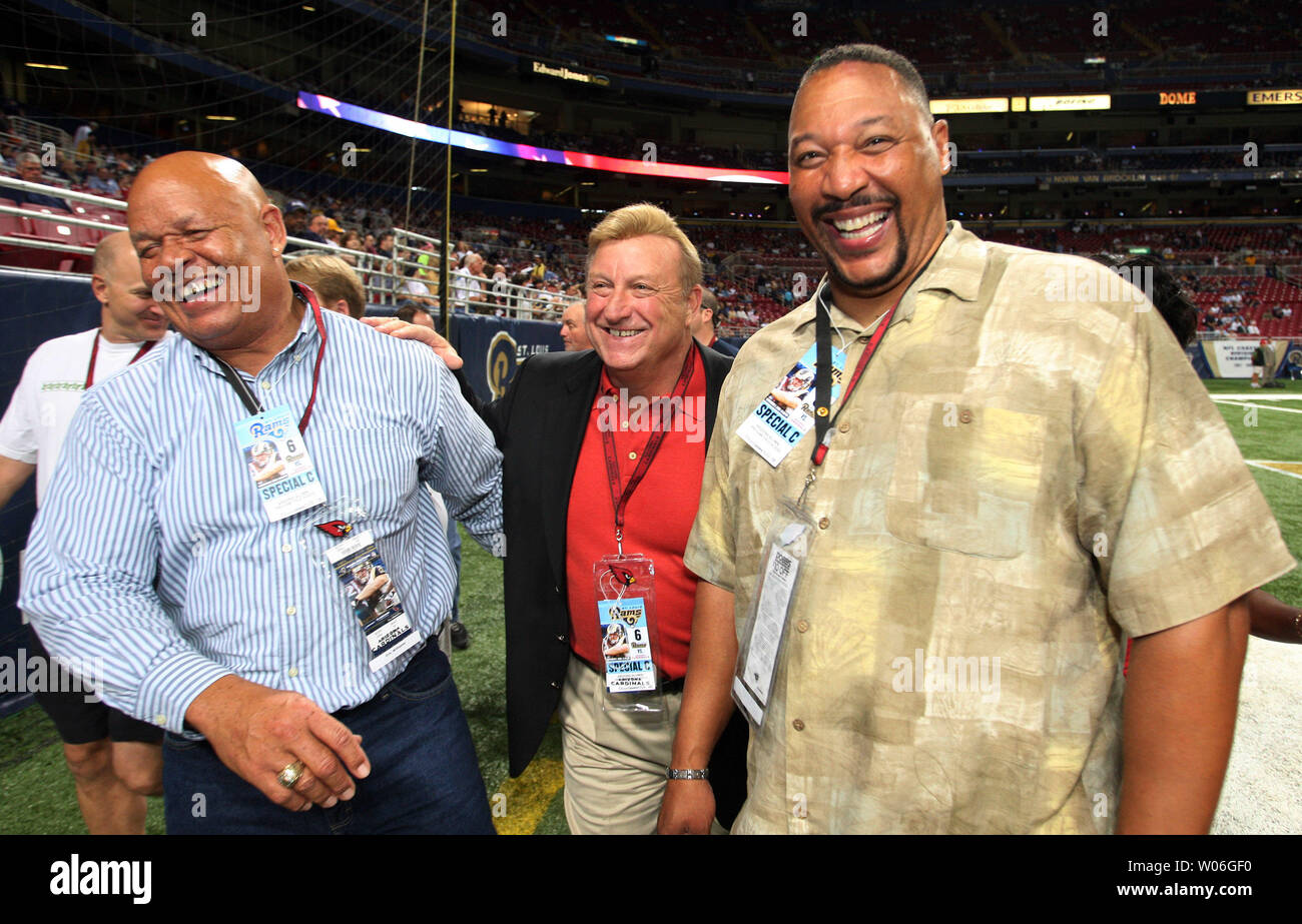 Ex St. Louis Cardinals football giocatori (L a R) Eric Williams, Jim Otis e Doug Marsh condividere una risata come essi si uniscono altri per una riunione prima dell'Arizona Cardinals-St. Louis Rams Football gioco presso la Edward Jones Dome di St Louis il 2 novembre 2008. Arizona sconfitto St. Louis 34-13. (UPI foto/Bill Greenblatt) Foto Stock