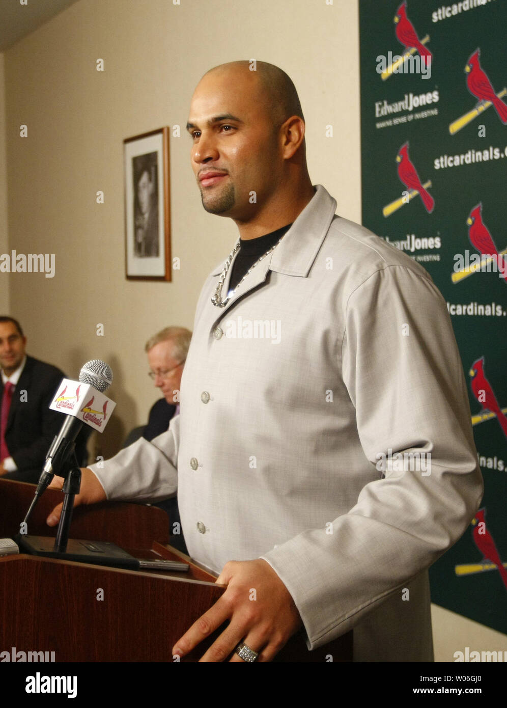 Louis Cardinals primo baseman Albert Pujols parla ai giornalisti dopo che era stato annunciato che ha vinto questo anno nel corso della National League's Most Valuable Player Award di San Luigi a San Louis il 17 novembre 2008. Pujols ha vinto anche il premio nel 2005. (UPI foto/Bill Greenblatt) Foto Stock