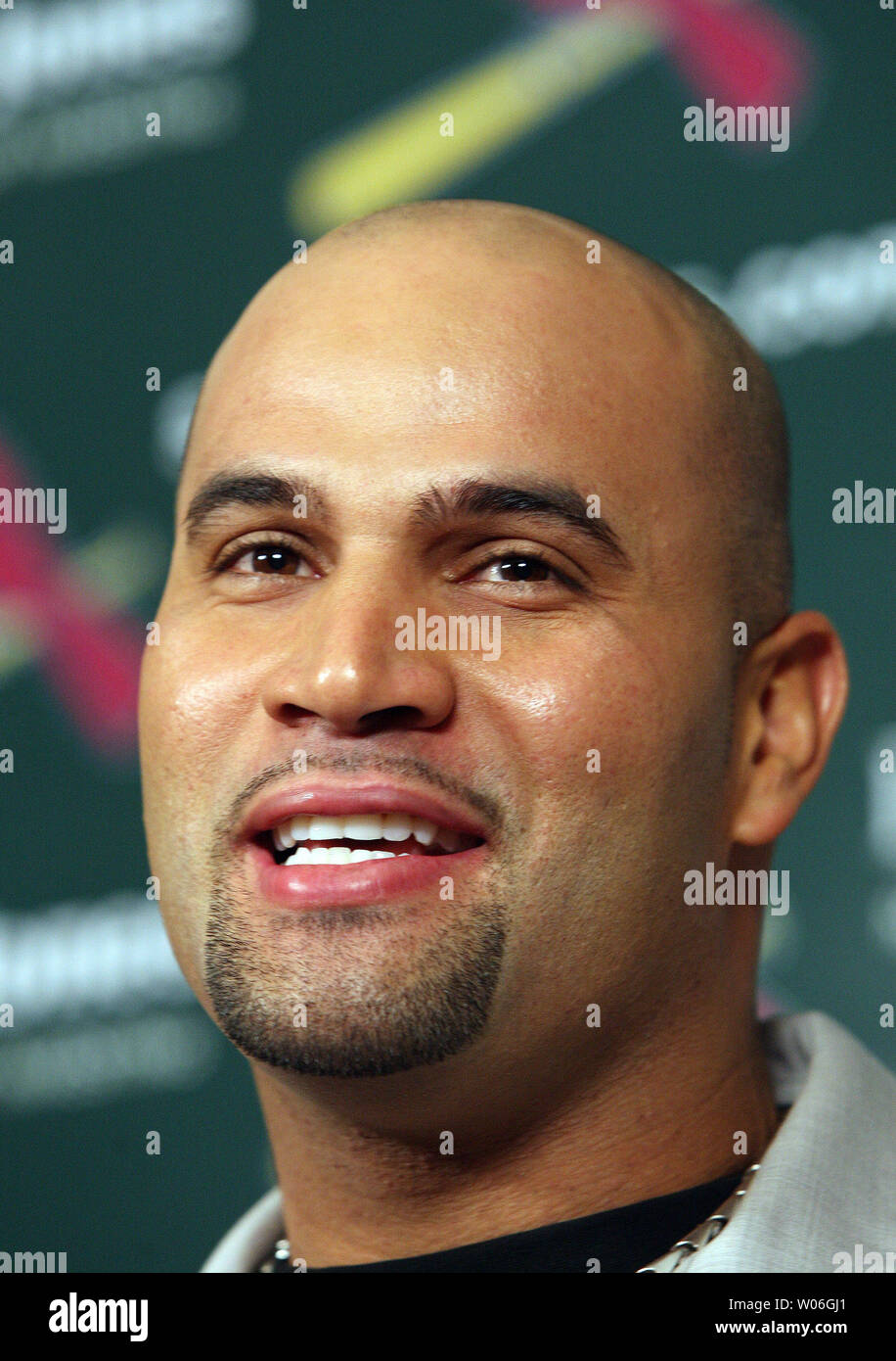 Louis Cardinals primo baseman Albert Pujols sorrisi come egli risponde a una domanda parlando ai giornalisti dopo che era stato annunciato che ha vinto questo anno nel corso della National League's Most Valuable Player Award di San Luigi a San Louis il 17 novembre 2008. Pujols ha vinto anche il premio nel 2005. (UPI foto/Bill Greenblatt) Foto Stock