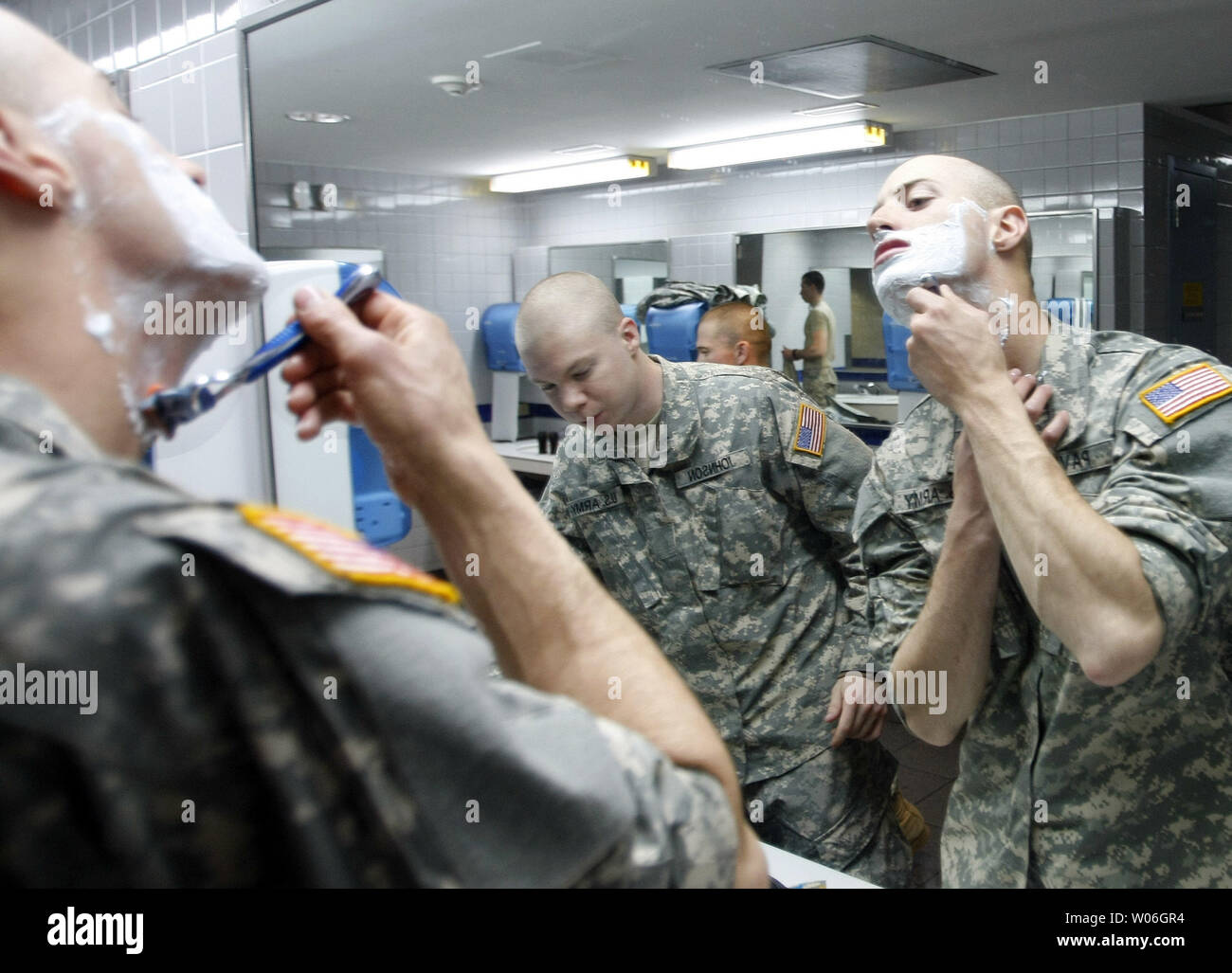 PFC. Don Pauer di Salt Lake City usa la mens room per la rasatura durante l'Esodo a Lambert- San Louis Aeroporto Internazionale di St. Louis su dicembre 19, 2008. Oltre seimila soldati provenienti da Fort Leonard Wood convergono sull'aeroporto di St. Louis in rotta verso le loro case per la stagione delle vacanze. (UPI foto/Bill Greenblatt) Foto Stock